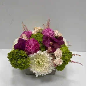 pops of purple  centerpiece